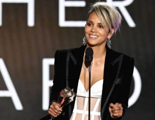 Intérprete de Halle Berry en los Critics Choice Awards